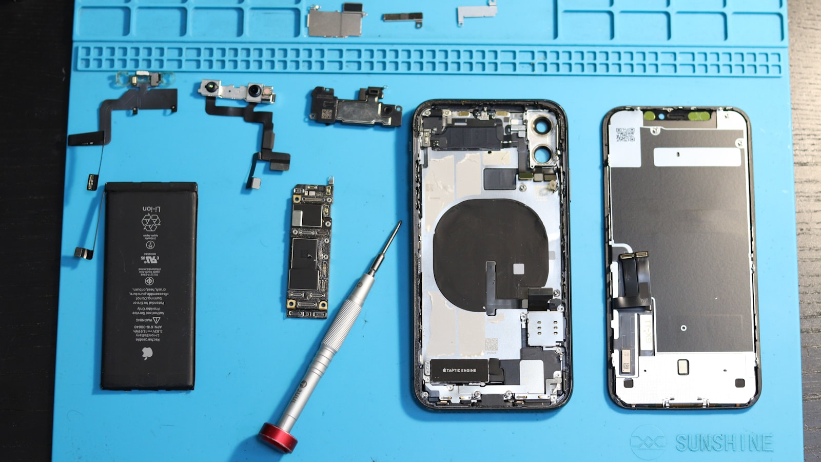 Composants iPhone sur le plan de travail