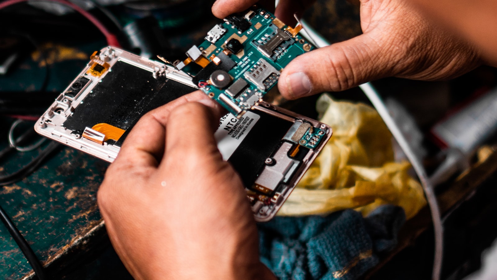 Réparation de smartphone à l'atelier