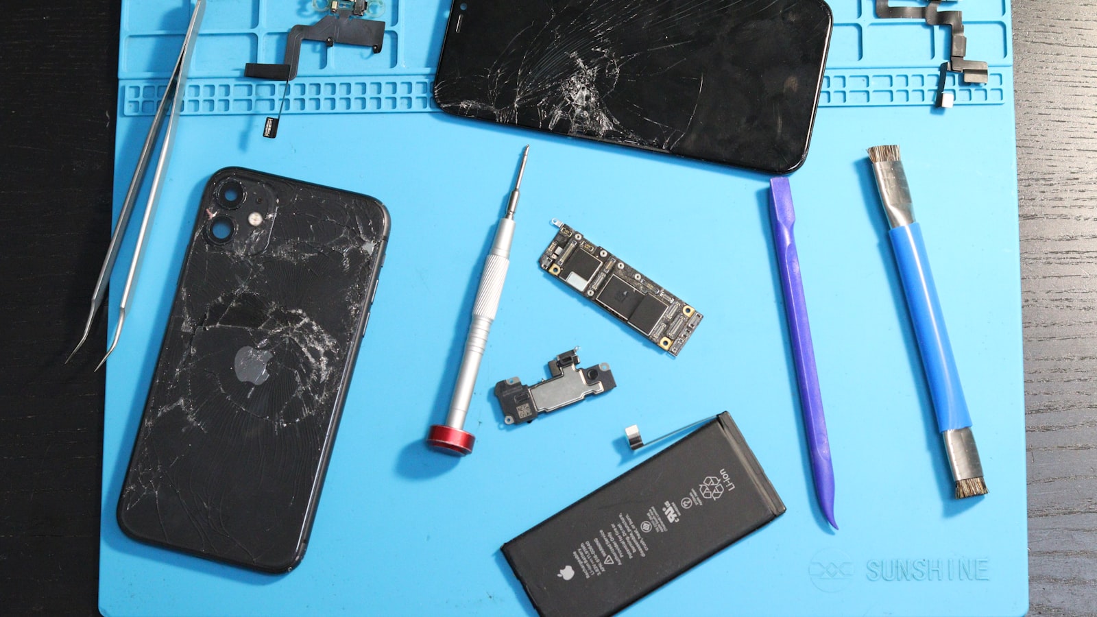iPhone démonté et outils de précision